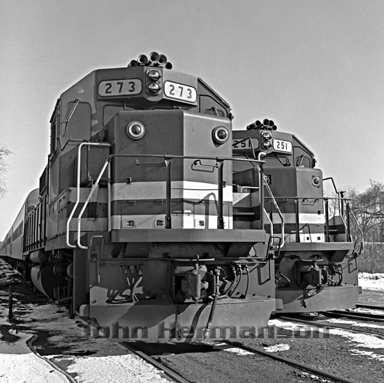 LIRR_273-251.jpg - Late 80's, Port Jefferson NY.  Bronica S2a, 80mm f2.8 Zenzanon, Tri-X.